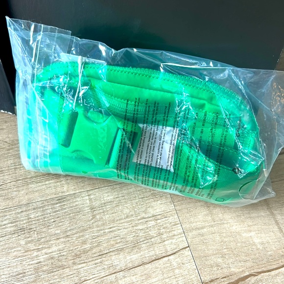 Lululemon NWT Everywhere Belt Bag 1L in Green Punch - Picture 8 of 8
